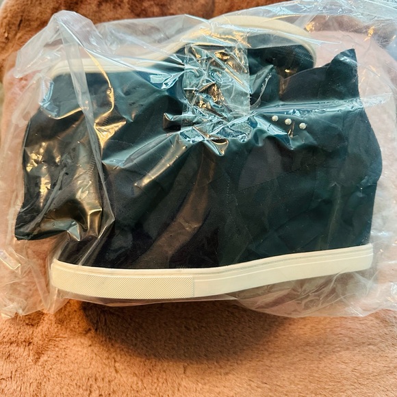 Linea Paolo Sneaker Wedge NWOT - Picture 3 of 4